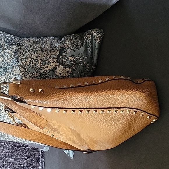 VALENTINO GARAVANI  Pebbled Calfskin Rockstud Flip-Lock Messenger Bag - Picture 6 of 13